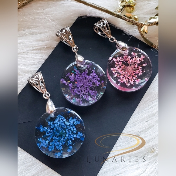 Flower Pendant, Necklace, Resin and Dried Flowers, Handmade - Picture 4 of 7